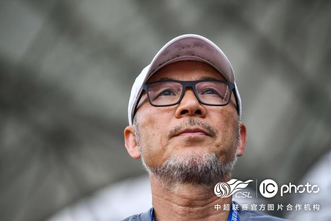 اللاعب أيمن حسين يستقر صحياً بعد خضوعه لجراحة ناجحة في الكويت
