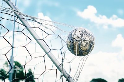 اللاعب الجزائري يوسف عطال يواجه المحاكمة في فرنسا بتهمة التحريض على الكراهية الدينية